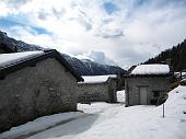 Salita nella bella Valzurio stracolma di neve fino alla Baita Bruseda (1500 m.) il 27 marzo 2010 - FOTOGALLERY